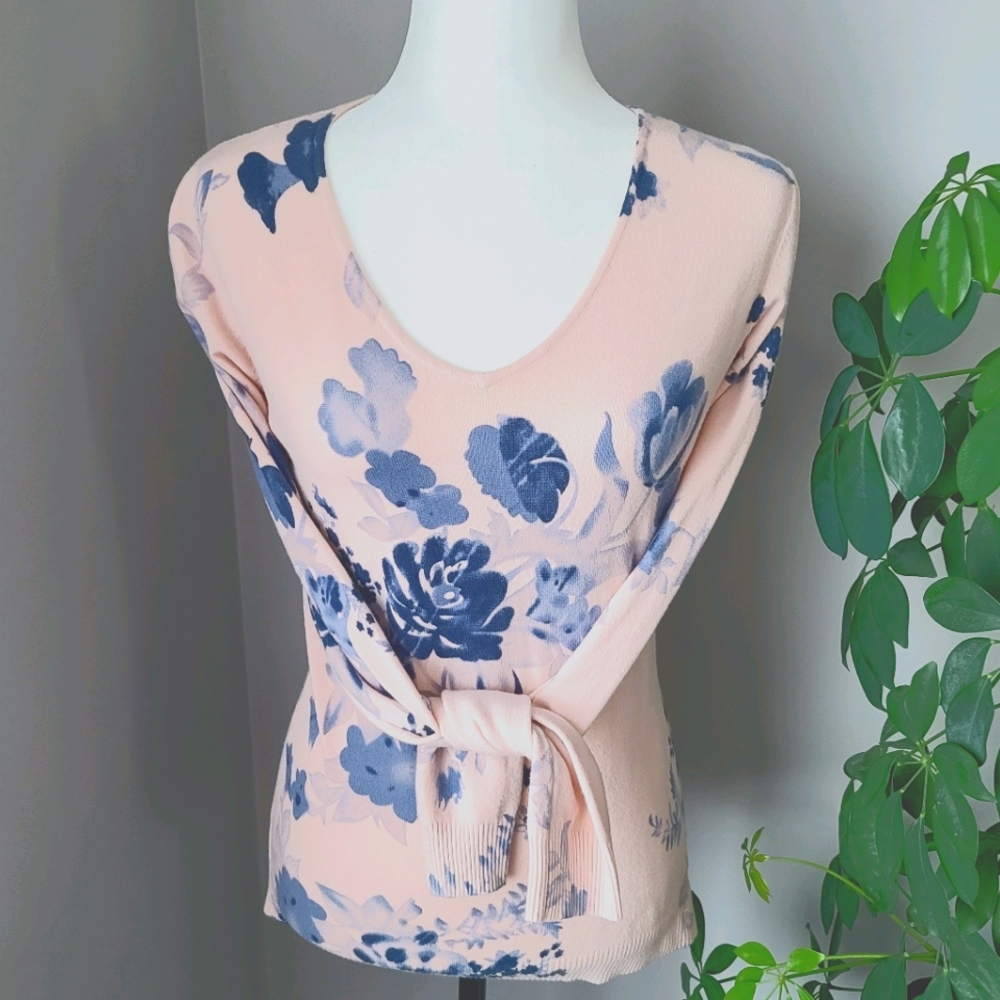 Damod super soft v-neck blue floral pink sweater